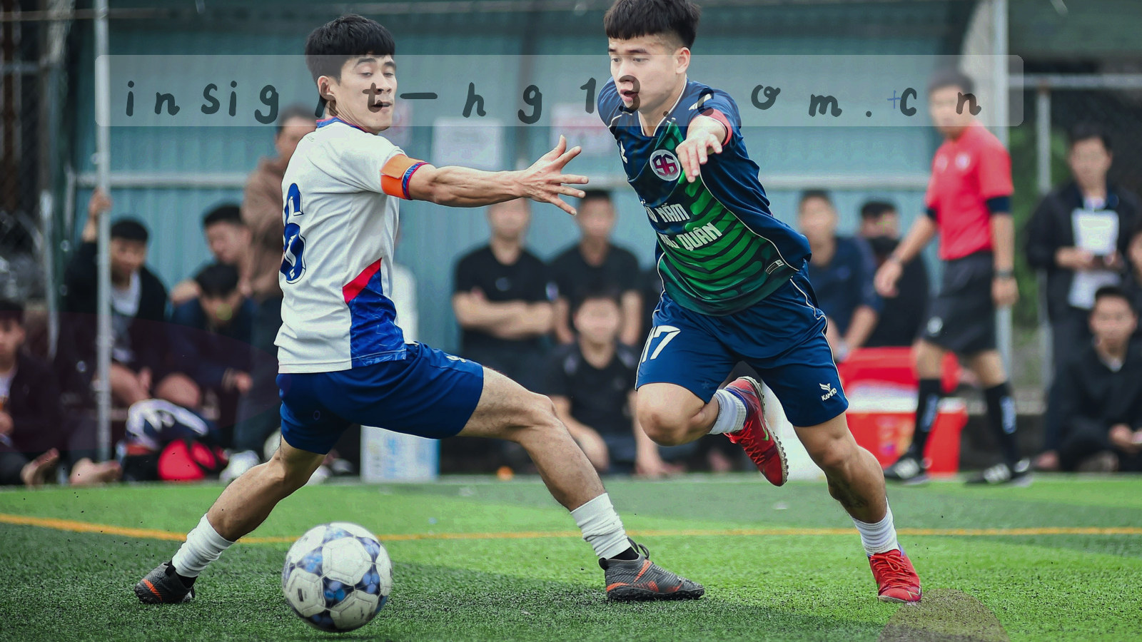 深色背景上叠放的资料卡，卡片边缘印有等宽字体的分类标签